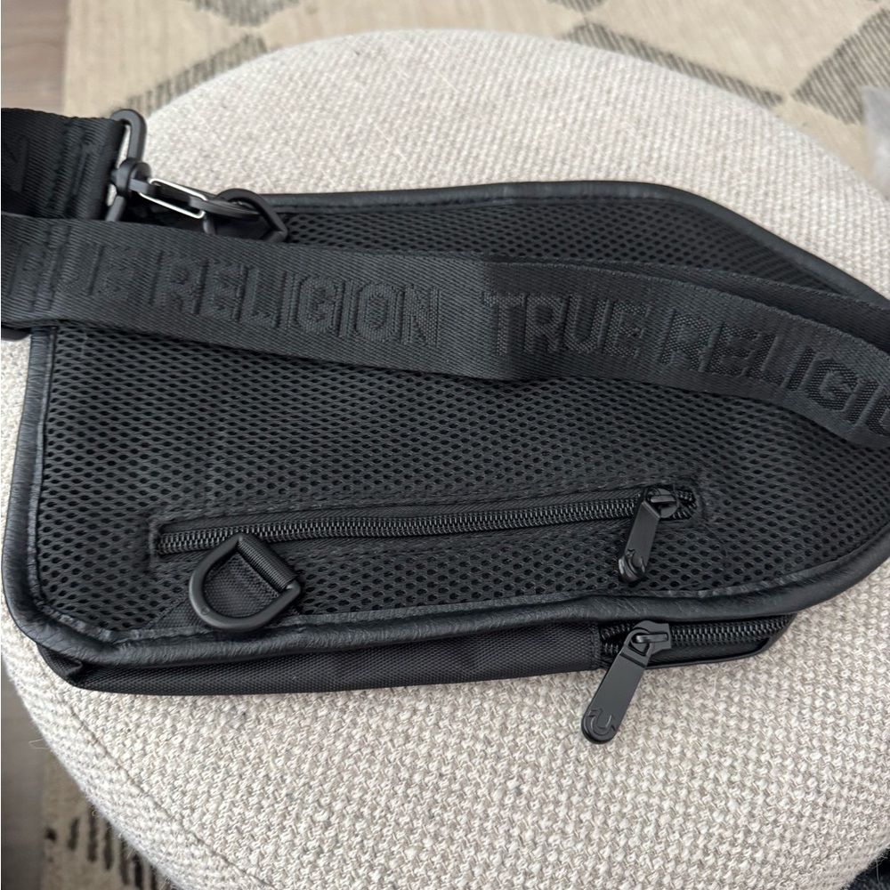 True Religion Sling Bag Grey Black Monogram Logo Crossbody Phone/Wallet NWT - Picture 4 of 5